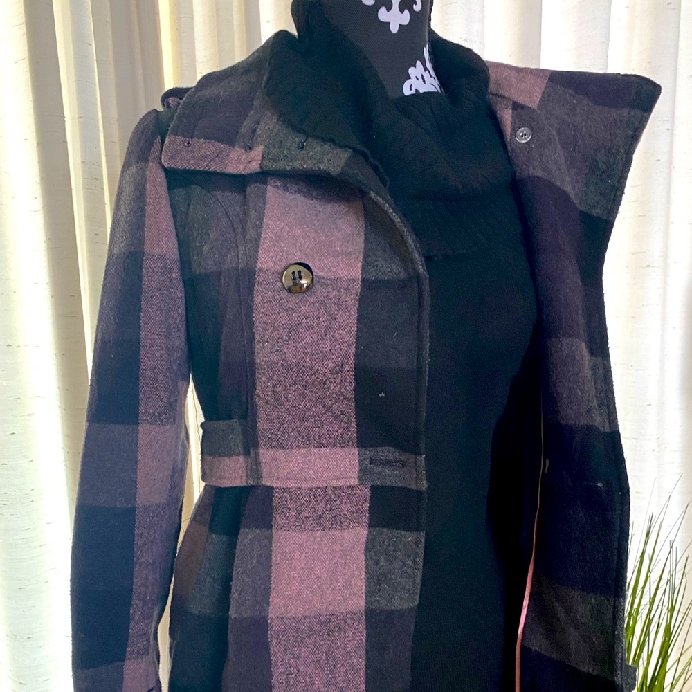 Argyle pleated pea coat. Size small. Comes in at the waist. Purple/black